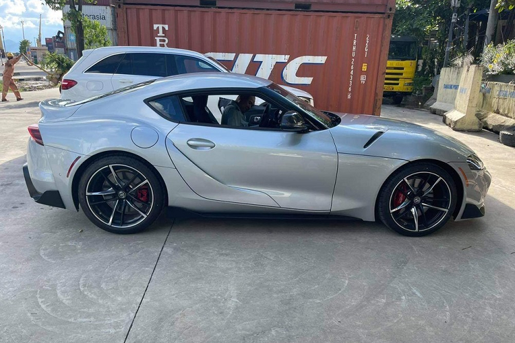 Chiếc xe thể thao Toyota GR Supra 2021 đầu tiên về Việt Nam dùng chung nền tảng với BMW Z4 có ngoại thất sơn màu bạc cùng các điểm nhấn sơn đen. Được biết, đây là thế hệ thứ 5, sản xuất từ năm 2019, sau gần 7 năm bị "đứt dây chuyền" và tất nhiên đã nhận được sự chú ý của không ít người yêu tốc độ.