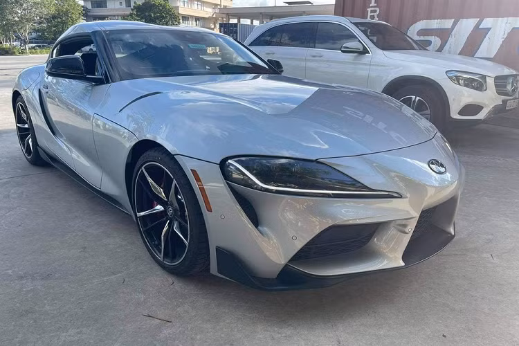 Thông tin ban đầu cho biết, chiếc xe thể thao Toyota Supra 2021 này được mang về nước thông qua 1 công ty nhập khẩu tư nhân. Đích đến của mẫu xe được xem là huyền thoại của các dân chơi sẽ là TP. HCM nhưng chưa rõ đại gia nào sẽ sở hữu.