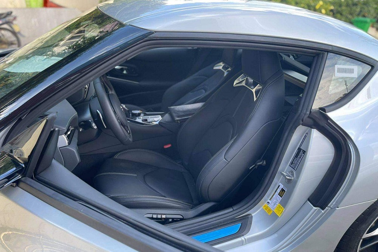 Mức giá xe Toyota GR Supra 2021 thế hệ mới tại Việt Nam dự đoán khoảng gần 6 tỷ đồng. Tại thị trường Mỹ xe được bán ra từ 49.990 USD (khoảng 1,13 tỷ đồng) cho bản tiêu chuẩn, bản Premium sẽ có giá 53.990 USD (tương đương 1,23 tỷ đồng) và cuối cùng là bản Launch Edition có giá bán lên đến 55.250 USD (khoảng 1,26 tỷ đồng).