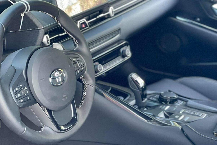 Toyota GR Supra thế hệ thứ 5 mới vừa lộ ảnh về đến Việt Nam thuộc phiên bản Premium nên sẽ có những trang bị ấn tượng hơn bản tiêu chuẩn như hệ thống viễn tin Supra Connect, hệ thống thông tin giải trí tích hợp định vị, tương thích với Apple CarPlay, dàn âm thanh JBL 12 loa cao cấp núm xoay kết hợp cảm ứng và sạc điện thoại thông minh không dây.