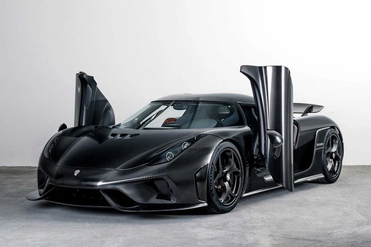 Những hình ảnh hiếm hoi về siêu phẩm Koenigsegg Regera do đại gia Campuchia chia sẻ cho thấy, ngoại thất xe được hoàn thiện với sợi carbon trần, xe có thêm gói tùy chọn Ghost Package với sự xuất hiện của cánh lướt gió trước bằng carbon, 2 vây cá bên hông đầu xe và điểm nhấn là cánh gió thể thao đuôi xe bên cạnh cánh gió điện của xe.