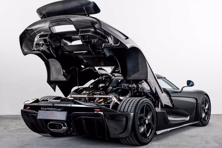 Sức mạnh của xe Koenigsegg Regera dễ dàng giúo quỷ dữ của hãng xe Thụy Điển tăng tốc từ vị trí xuất phát lên 100 km/h trong thời gian 2,8 giây trước khi đạt vận tốc tối đa 400 km/h. Ở vận tốc 250 km/h, Koenigsegg Regera có khả năng tăng lực ép xuống mặt đường 450 kg.