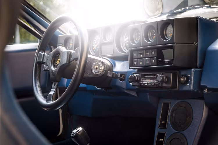 Chiếc Jalpa đầu tiên từng được ra mắt tại triển lãm Geneva Motor Show là mẫu xe gắn liền với câu chuyện đặc biệt. Chiếc xe từng được chế tạo dựa trên một chiếc Silhouette chưa từng được Lamborghini bán ra. Jalpa được giới thiệu tại Geneva năm 1981 với lớp sơn màu đồng kim loại đặc biệt và có một số điểm độc đáo trong thiết kế mà không được ứng dụng trong Jalpa bản thương mại