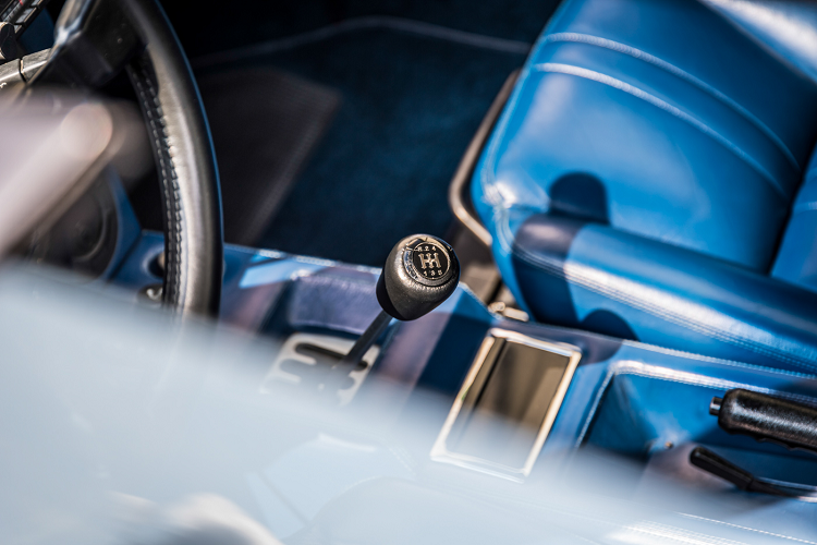 Khoang nội thất của Jalpa được hoàn thiện theo phong cách sang trọng với nhiều chi tiết được bọc da cao cấp. Với cấu trúc mui trần kiểu Targa, mui xe được thiết kế để người dùng có thể dễ dàng tháo lắp và cất gọn trong ngăn ở phía sau hàng ghế ngồi của xe.