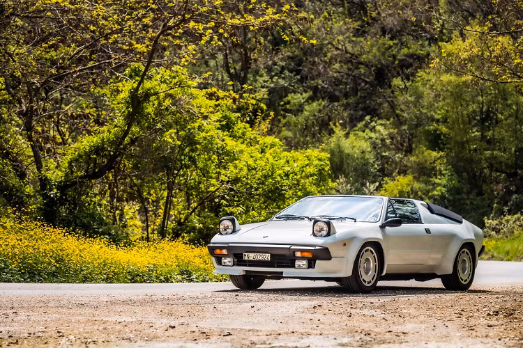 Cho dù không nổi tiếng như Miura hay dòng xe cùng thời Countach nhưng Jalpa là biểu tượng cho một phong cách rất khác biệt của những chiếc Lamborghini bên cạnh hình ảnh về mẫu siêu xe với thiết kế vượt thời gian, kết cấu cửa cắt kéo độc đáo. Với số lượng sản xuất chỉ 420 chiếc, chính vì thế mà những chiếc Lamborghini Jalpa trở nên hiếm hơn ở thời điểm hiện tại.