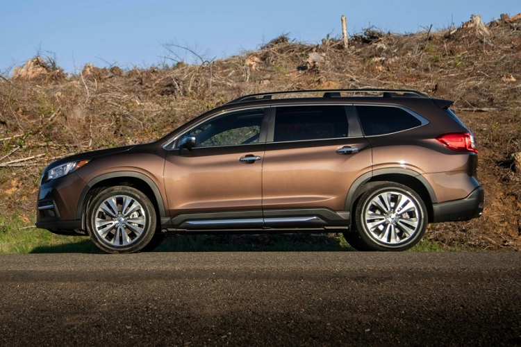 Về ngoại hình, xe sở hữu chiều dài 4.999 mm, chiều rộng 1.930 mm và chiều dài cơ sở lên đến 2.890 mm, nhỉnh hơn cả đối thủ cùng phân khúc Ford Explorer. Bên ngoài, Subaru Evoltis 2021 sở hữu thiết kế không có gì khác so với Ascent ở Mỹ. Mẫu SUV cỡ lớn này được áp dụng ngôn ngữ thiết kế "Dynamic x Solid" nhằm nhấn mạnh sự linh hoạt, mạnh mẽ.