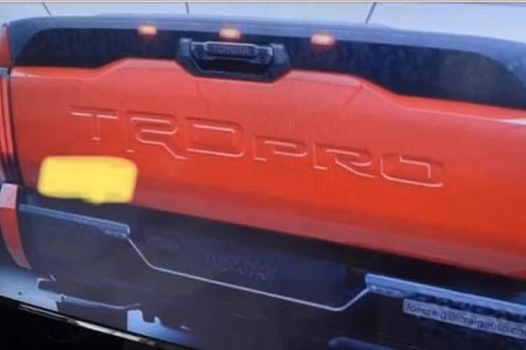 Sẽ không ngạc nhiên nếu mẫu xe bán tải cỡ lớn này được trang bị động cơ xăng V6, dung tích 3.5L, sản sinh công suất tối đa 409 mã lực và mô-men xoắn cực đại 650 Nm giống Toyota Land Cruiser thế hệ mới. Động cơ này sẽ thay cho máy V8, dung tích 5.7L của Toyota Tundra cũ. Hiện chưa rõ thời điểm trình làng và giá bán của Toyota Tundra thế hệ mới. Khi có mặt trên thị trường, xe sẽ cạnh tranh với Ford F-150, Chevrolet Silverado và Ram 1500.