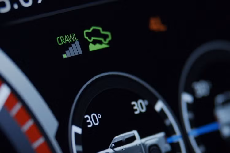 Bên cạnh đó là màn hình thông tin giải trí tăng mạnh về kích thước so với trước và nằm độc lập trên mặt táp-lô. Dự đoán, màn hình này sẽ được trang bị tiêu chuẩn cho các phiên bản cao cấp của xe như TRD Pro đồng thời hỗ trợ kết nối với điện thoại thông minh qua Apple CarPlay.