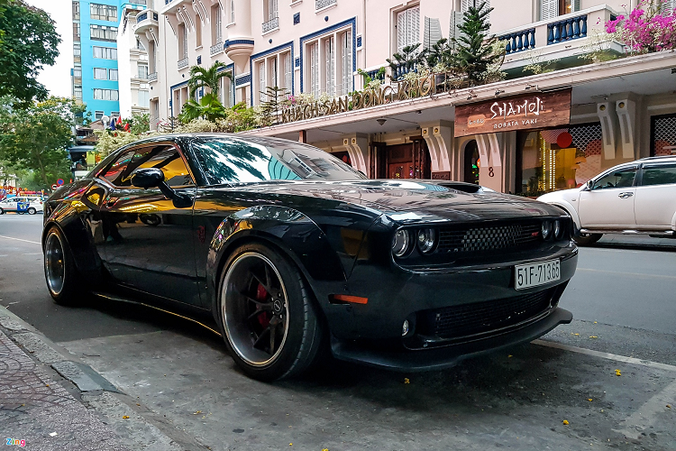 Về Việt Nam vào giữa năm 2016, Dodge Challenger SRT 392 đời 2015 có công suất tối đa 485 mã lực. Hiện nay, chiếc xe được trang bị gói độ thân rộng cùng bộ mâm thể thao đa chấu lạ mắt.