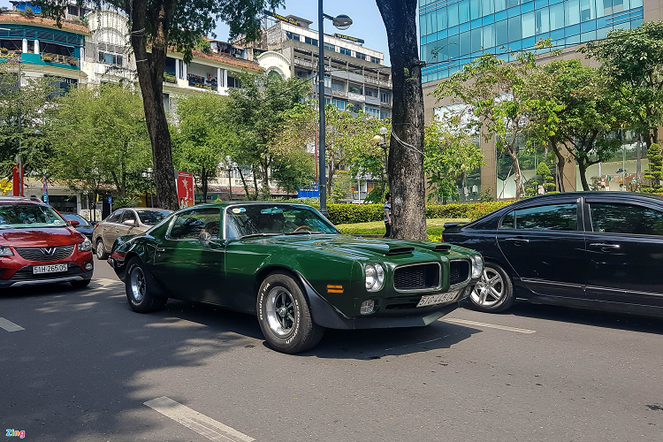 Dòng xe cơ bắp Mỹ Pontiac Firebird cũng góp mặt trong những ngày vừa qua. Mẫu xe này chia sẻ nhiều chi tiết với dòng Chevrolet Camaro nổi tiếng. Tuy nhiên, Firebird đã bị tập đoàn mẹ GM ngừng sản xuất từ năm 2002.