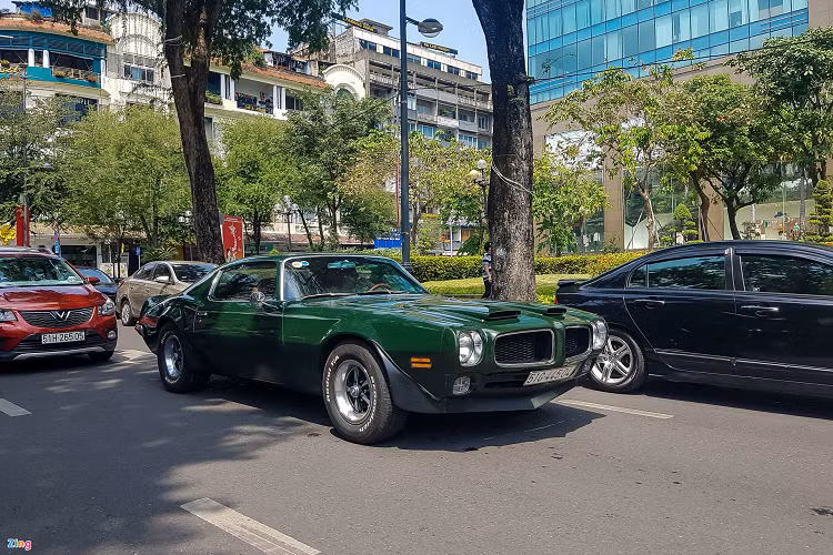 Dòng xe cơ bắp Mỹ Pontiac Firebird cũng góp mặt trong những ngày vừa qua. Mẫu xe này chia sẻ nhiều chi tiết với dòng Chevrolet Camaro nổi tiếng. Tuy nhiên, Firebird đã bị tập đoàn mẹ GM ngừng sản xuất từ năm 2002.