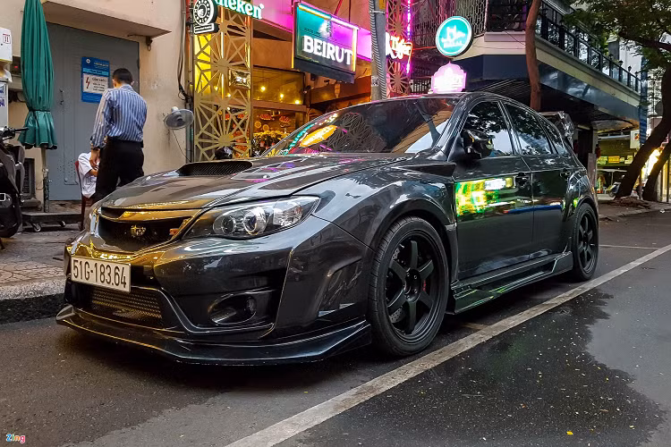 Chiếc Subaru Impreza WRX STI đời 2014 này được chủ nhân độ lại toàn bộ ngoại thất cũng như khả năng vận hành của xe. Được biết, công suất của chiếc xe này có thể đạt mức tối đa khoảng 800 mã lực.