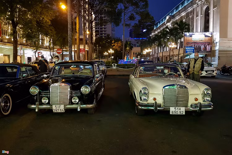 Cặp đôi Mercedes-Benz 190 và Mercedes-Benz 220 với 2 tông màu ngoại thất đen-trắng tương phản. Đây là các mẫu xe tiền thân của dòng xe E-Class và S-Class hiện đại sau này. 