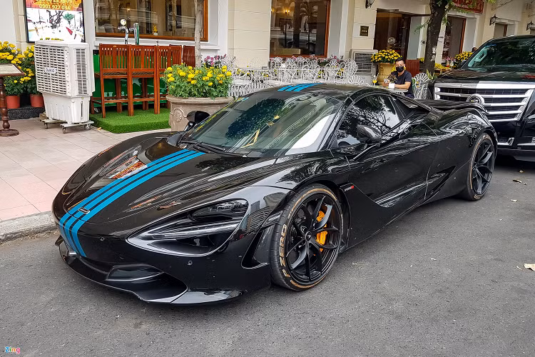 McLaren 720S là một trong những mẫu xe hiện được giới chơi xe ưa chuộng. Tại Việt Nam, hiện tại có đầy đủ các phiên bản thuộc dòng Super Series của hãng xe đến từ Anh Quốc như 720S, 720S Spider, 765LT. Thậm chí, phiên bản độ 720S N-Largo với số lượng giới hạn 15 chiếc trên toàn thế giới cũng đã lăn bánh tại Việt Nam.