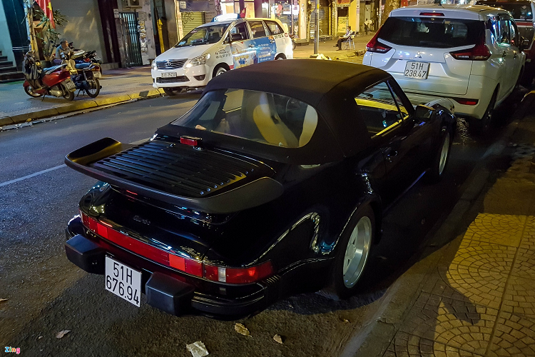 Xe sở hữu cánh lướt gió khí động học cỡ lớn. Hãng xe đến từ Đức đặt biệt danh cho chi tiết này là "whale tail" - đuôi cá voi. 