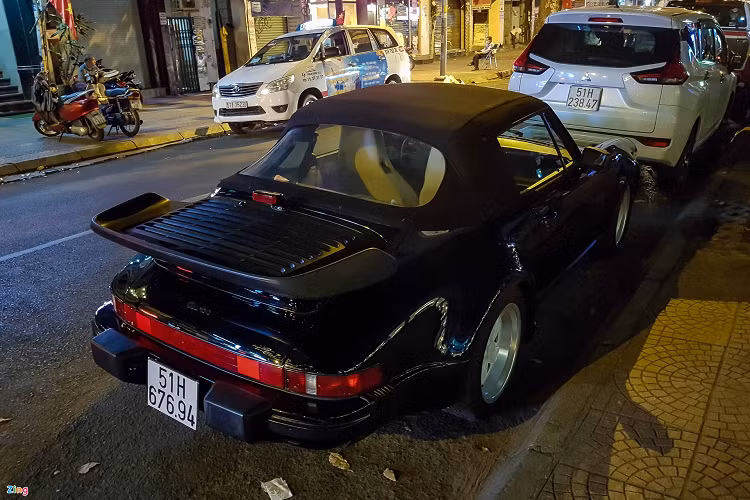 Xe sở hữu cánh lướt gió khí động học cỡ lớn. Hãng xe đến từ Đức đặt biệt danh cho chi tiết này là "whale tail" - đuôi cá voi. 