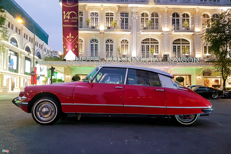 Xế cổ Citroen DS gây ấn tượng mạnh với thiết kế bánh sau nằm ẩn bên trong thân. Đặc biệt, để có thể di chuyển được trên phố, xe phải sử dụng hệ thống treo thủy khí nén để tăng khoảng sáng gầm.