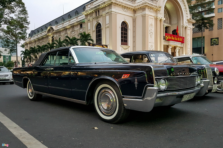 Bên cạnh những mẫu xe hiện đại, cũng không hiếm gặp những dòng xe cổ điển với dáng vẻ ấn tượng có mặt tại trung tâm TP.HCM. Lincoln Continental đời 1966 này là thế hệ thứ 4 của thương hiệu xe cao cấp đến từ Mỹ. Mẫu xe này thường được các tổng thống Mỹ ưa dùng trong quá khứ.