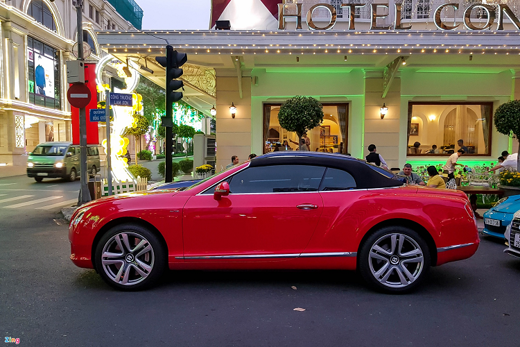 Mẫu grand tourer cao cấp Bentley Continental GTC này là phiên bản thuộc thế hệ thứ 2 ra mắt từ năm 2012. Xe được trang bị động cơ W12 cho ra công suất 575 mã lực. Hiện nay, dòng xe này đã bước qua thế hệ thứ 3 với mức giá sau thuế khoảng hơn 20 tỷ đồng. 