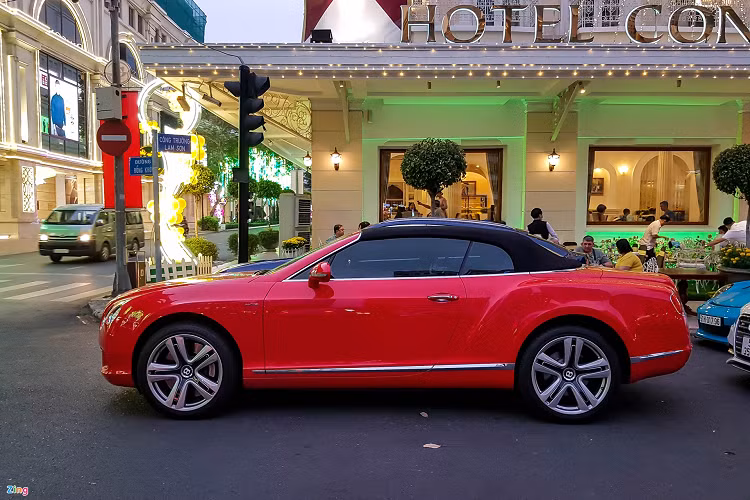 Mẫu grand tourer cao cấp Bentley Continental GTC này là phiên bản thuộc thế hệ thứ 2 ra mắt từ năm 2012. Xe được trang bị động cơ W12 cho ra công suất 575 mã lực. Hiện nay, dòng xe này đã bước qua thế hệ thứ 3 với mức giá sau thuế khoảng hơn 20 tỷ đồng. 