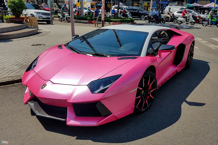 Dàn siêu xe đắt tiền lăn bánh tại TP HCM đầu tiên là Lamborghini Aventador, đây một cái tên khá quen thuộc với giới đam mê xe tại Việt Nam. Có đến hàng chục chiếc Aventador với nhiều phiên bản khác nhau có mặt trên dải đất hình chữ S. Để khiến chiếc xe mình nổi bật hơn, chủ nhân của siêu xe này đã chọn gói độ Novitec Torado cùng lớp decal màu hồng lạ mắt. 