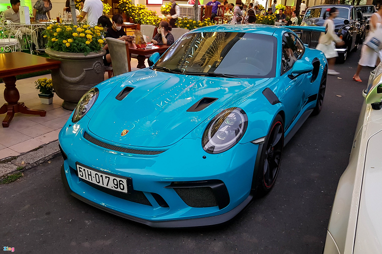 Là phiên bản hiệu suất cao của GT3, Porsche 911 GT3 RS phiên bản facelift ra mắt vào tháng 2/2018 và được nhập khẩu chính hãng về Việt Nam. Ngoại thất của xe được nâng cấp nhiều chi tiết, đồng thời được trang bị khối động cơ mới dung tích 4.0L, công suất tối đa 520 mã lực.