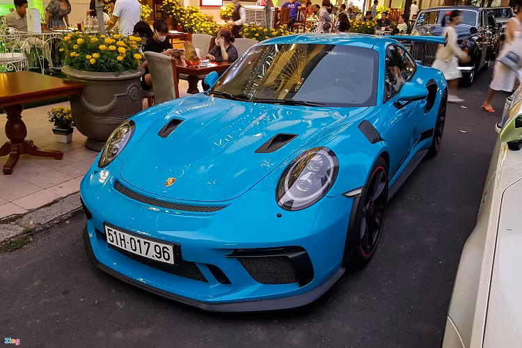 Là phiên bản hiệu suất cao của GT3, Porsche 911 GT3 RS phiên bản facelift ra mắt vào tháng 2/2018 và được nhập khẩu chính hãng về Việt Nam. Ngoại thất của xe được nâng cấp nhiều chi tiết, đồng thời được trang bị khối động cơ mới dung tích 4.0L, công suất tối đa 520 mã lực.