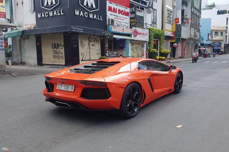 Siêu xe Lamboghini Aventador LP700-4 sở hữu màu sơn truyền thống Arancio Argos. Đây là 1 trong 2 chiếc Aventador đầu tiên có mặt tại Việt Nam vào năm 2012. Được trang bị khối động cơ V12 dung tích 6.5L, Lamborghini Aventador có công suất tối đa 700 mã lực.
