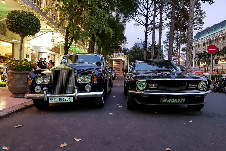 Rolls-Royce Silver Cloud III chia sẻ nhiều công nghệ với dòng xe Bentley S3 đời 1962. Khác biệt lớn nhất so với phiên bản Silver Cloud I và II là Silver Cloud III sở hữu cặp đèn kép. 