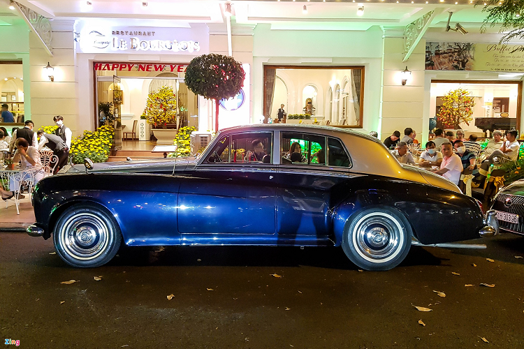 Rolls-Royce Silver Cloud III sở hữu ngoại thất với 2 tông màu sơn tương phản - đặc trưng của nhiều dòng xe siêu sang. Mẫu xe này được sản xuất từ năm 1963 đến 1966.