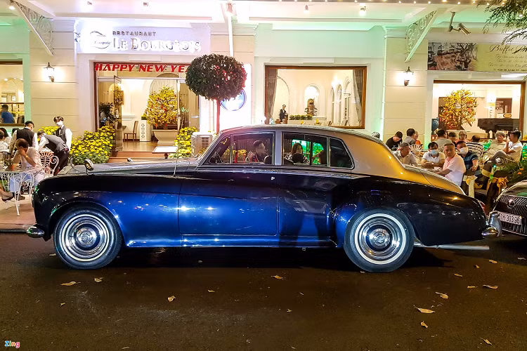 Rolls-Royce Silver Cloud III sở hữu ngoại thất với 2 tông màu sơn tương phản - đặc trưng của nhiều dòng xe siêu sang. Mẫu xe này được sản xuất từ năm 1963 đến 1966.