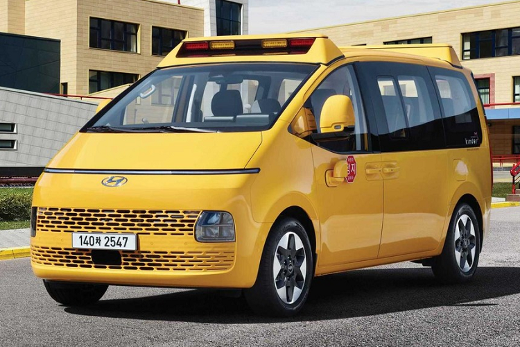 Trẻ em ở Hàn Quốc sẽ sớm có thể đến trường bằng một mẫu xe buýt với gọi là Hyundai Staria Kinder 2022 mới. Kinder là một từ tiếng Đức có nghĩa là "trẻ em". Ở bên ngoài, nó vẫn giữ dáng vẻ tiêu chuẩn của Staria và bổ sung các thanh đèn ở phía trước và phía sau của nóc xe.