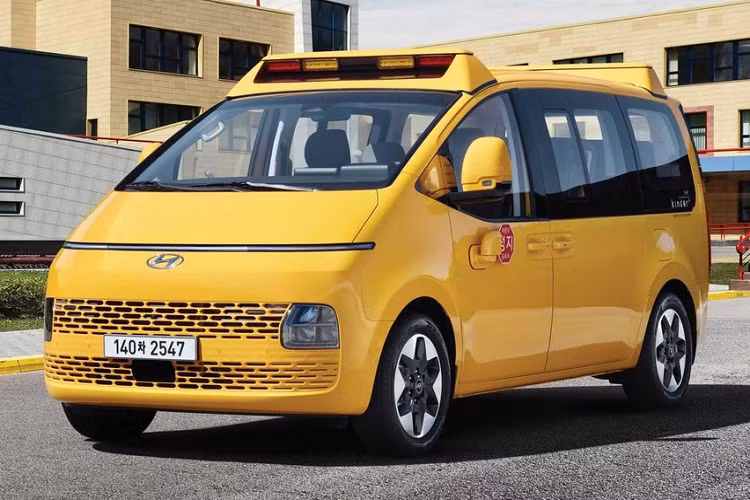 Trẻ em ở Hàn Quốc sẽ sớm có thể đến trường bằng một mẫu xe buýt với gọi là Hyundai Staria Kinder 2022 mới. Kinder là một từ tiếng Đức có nghĩa là "trẻ em". Ở bên ngoài, nó vẫn giữ dáng vẻ tiêu chuẩn của Staria và bổ sung các thanh đèn ở phía trước và phía sau của nóc xe.