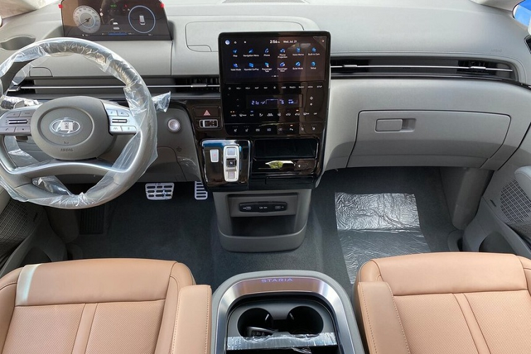 Chưa hết, Hyundai Staria Kinder còn được trang bị nhiều tính năng an toàn tân tiến, ví dụ hỗ trợ tránh va chạm phía trước, hỗ trợ giữ làn đường, tránh va chạm điểm mù, và ngăn chặn va chạm cắt ngang khi lùi.