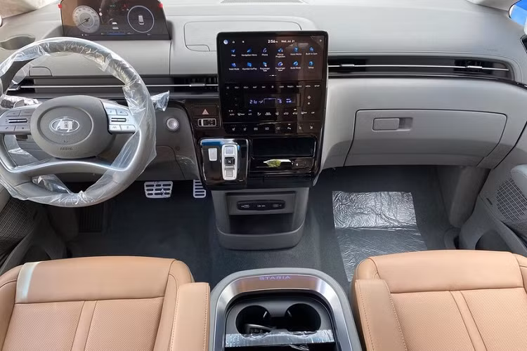 Chưa hết, Hyundai Staria Kinder còn được trang bị nhiều tính năng an toàn tân tiến, ví dụ hỗ trợ tránh va chạm phía trước, hỗ trợ giữ làn đường, tránh va chạm điểm mù, và ngăn chặn va chạm cắt ngang khi lùi.