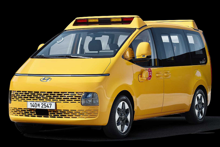 Đáng tiếc, Hyundai không cho biết cụ thể thông số hệ truyền động cho Staria Kinder. Tại châu Âu, chiếc xe minivan mới mẻ này có sẵn với động cơ dầu tăng áp 2.2 lít, tạo ra công suất 175 mã lực và 431 Nm mô-men xoắn cực đại.