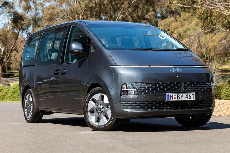 Về mặt giá xe Hyundai Staria Kinder 11 chỗ bán 34,78 triệu won (tương đương 661,8 triệu đồng). Phiên bản 15 chỗ có giá 37,41 triệu won (tương đương 711,8 triệu đồng). Hyundai nói rằng với các khoản ưu đãi đặc biệt, giá thực tế có thể xuống thấp 20 triệu won (tương đương 380 triệu đồng).