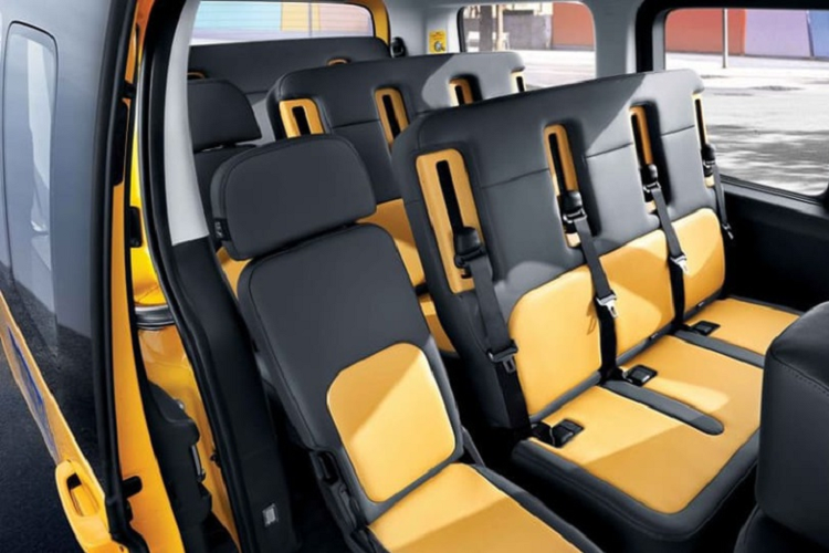 Bên trong, xe minivan có sẵn cấu hình 11 hoặc 15 chỗ ngồi. Tất cả các dây an toàn đều có thể điều chỉnh độ cao để phù hợp với kích thước khác nhau của những trẻ em. Thêm vào đó, hệ thống cảnh báo thắt dây an toàn sẽ cho tài xế biết liệu những đứa trẻ tinh nghịch có đang thắt dây an toàn hay không.