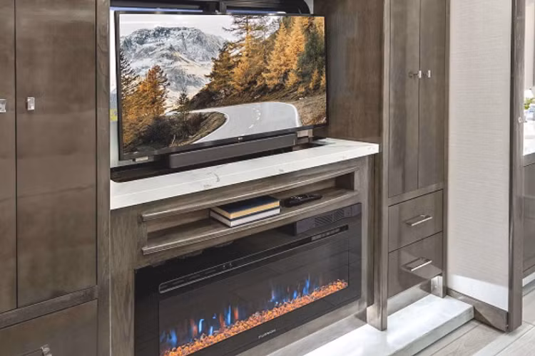 Tiến đến phòng ngủ, hành khách sẽ được tận hưởng những giây phút nghỉ ngơi trên chiếc giường cỡ King, phía sau là 2 tủ chứa đồ lớn. Ở phía đối diện là máy sưởi tích hợp TV lớn có thể nâng hạ bằng một nút bấm. Gần đó là khu vực phòng tắm với trang bị buồng riêng tư có vòi hoa sen.