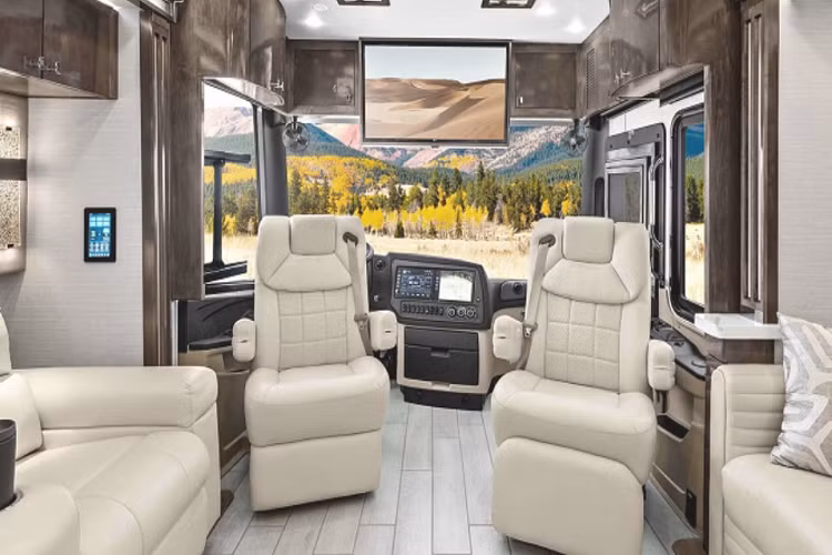 Ở bên trong, Zephyr có kết cấu tương tự như hầu hết các mẫu motorhome hiện nay với phòng khách đặt gần khu vực buồng lái, tiếp đến là phòng bếp, phòng ngủ và phòng tắm. Đáng chú ý, Tiffin còn bổ sung thêm cho Zephyr một căn phòng ở cuối, nơi đặt những thiết bị như máy giặt, máy sấy quần áo và có thể trở thành nhà kho nếu cần thiết.