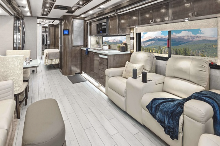 Phòng khách được trang bị hai dãy ghế sofa lò xo đặt đối diện nhau, nằm cạnh khu vực này là phòng bếp với đầy đủ thiết bị như tủ lạnh, máy pha cà phê, bếp nấu, máy rửa bát,... cùng bàn ăn có 2 ghế ngồi.