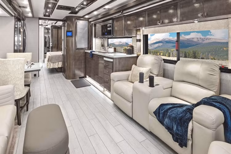 Phòng khách được trang bị hai dãy ghế sofa lò xo đặt đối diện nhau, nằm cạnh khu vực này là phòng bếp với đầy đủ thiết bị như tủ lạnh, máy pha cà phê, bếp nấu, máy rửa bát,... cùng bàn ăn có 2 ghế ngồi.