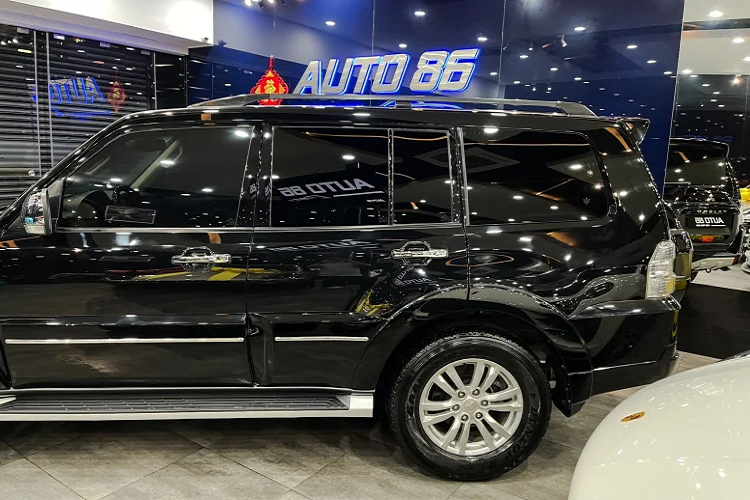 Hệ dẫn động 4WD Super Select II (SS4 II) có khóa vi sai trung tâm và vi sai chống trượt (VCU) với nhiều lựa chọn các chế độ vận hành linh hoạt. Có thể chuyển cầu với các chế độ 2H, 4H và 4HLc ngay cả khi xe đang chạy với tốc độ lên đến 100 km/h. Hệ dẫn động 4WD Super Select II (SS4 II) là “đặc sản” được ưa thích trên dòng xe này.