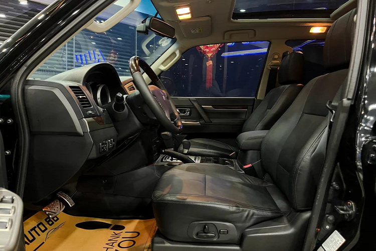 Xe đi kèm với các trang bị hỗ trợ vận hành gồm: đồng hồ đa thông tin, ga tự động – cruise control, đèn pha tự động điều chỉnh pha/cốt, camera và cảm biến lùi.