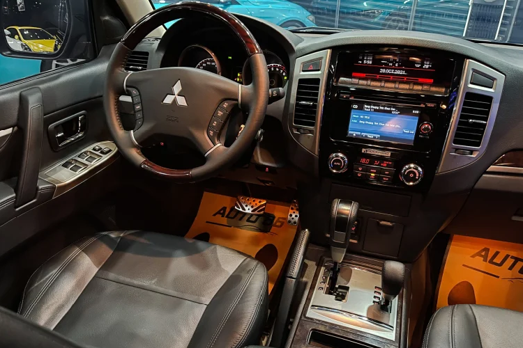 Hơn nữa, Pajero còn được trang bị hệ thống kiểm soát 4 bánh chủ động AWC (All-Wheel-Control) giúp phân phối lực kéo đến từng bánh, đồng thời kết hợp với các hệ thống an toàn khác như cân bằng điện tử và kiểm soát lực kéo chủ động (ASTC) nhằm tăng cường khả năng chống trượt và ổn định thân xe hiệu quả khi đi đường xấu.