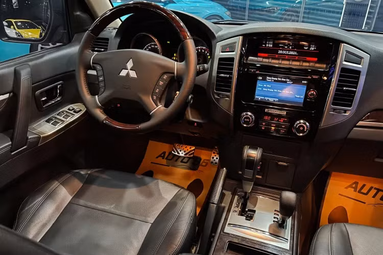 Hơn nữa, Pajero còn được trang bị hệ thống kiểm soát 4 bánh chủ động AWC (All-Wheel-Control) giúp phân phối lực kéo đến từng bánh, đồng thời kết hợp với các hệ thống an toàn khác như cân bằng điện tử và kiểm soát lực kéo chủ động (ASTC) nhằm tăng cường khả năng chống trượt và ổn định thân xe hiệu quả khi đi đường xấu.