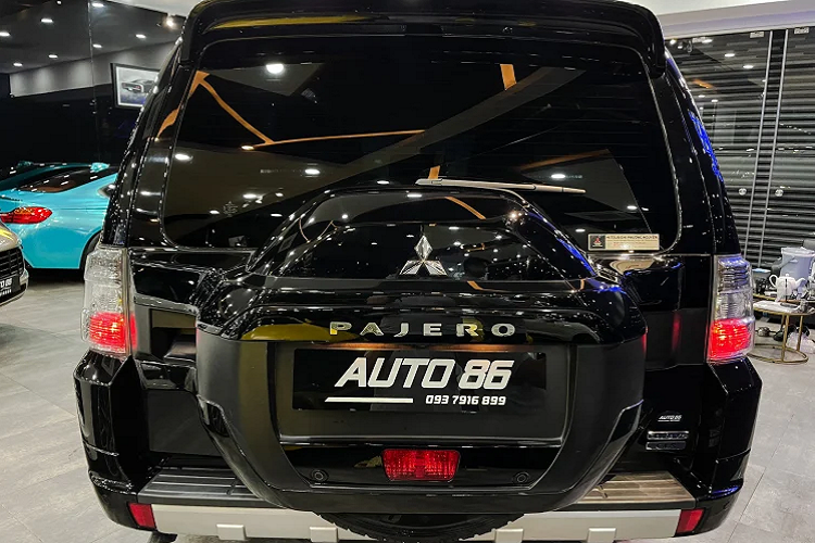 Thuộc thế hệ Mitsubishi Pajero thứ 4, ngoại thất xe được tinh chỉnh lại theo phong cách sang trọng hơn trước. Phần đầu xe nổi bật với các chi tiết mạ crôm ở lưới tản nhiệt, cùng bộ đèn pha bóng xenon dạng thấu kính và cặp đèn LED chiếu sáng ban ngày. “Dàn chân” sử dụng bộ mâm 18 inch thiết kế mạnh mẽ.