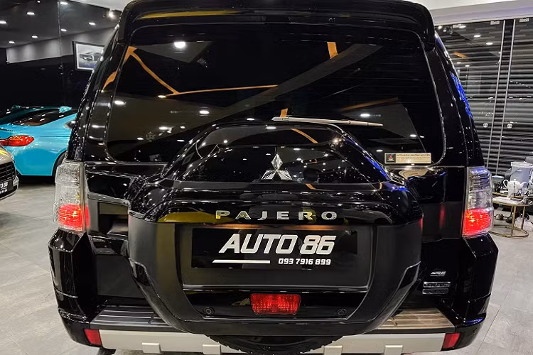 Thuộc thế hệ Mitsubishi Pajero thứ 4, ngoại thất xe được tinh chỉnh lại theo phong cách sang trọng hơn trước. Phần đầu xe nổi bật với các chi tiết mạ crôm ở lưới tản nhiệt, cùng bộ đèn pha bóng xenon dạng thấu kính và cặp đèn LED chiếu sáng ban ngày. “Dàn chân” sử dụng bộ mâm 18 inch thiết kế mạnh mẽ.