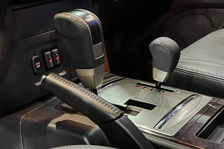 Ngoài ra, Mitsubishi Pajero có khả năng lội nước 700mm. Bên cạnh góc tiếp cận, góc thoát, góc vượt đỉnh dốc lớn giúp mẫu xe này mang khả năng di chuyển tốt trên mọi loại địa hình. Mitsubishi Pajero sở hữu nội thất mang nhiều tiện nghi gồm ghế Da, hàng ghế trước chỉnh điện và có cả sưởi ghế, hệ thống điều hòa tự động, đồng hồ đa thông tin, nút chỉnh âm thanh trên vô lăng, hệ thống âm thanh 12 loa Rockford công suất 860W.