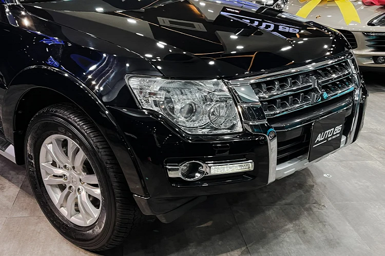 Bên dưới nắp ca-pô là khối động cơ xăng V6 dung tích 3.8L hút khí tự nhiên, cho công suất tối đa 247 mã lực tại 6.000 vòng/phút và mô-men xoắn cực đại 329Nm tại 2.750 vòng/phút. Kết hợp cùng hộp số tự động 5 cấp INVECS II Sport-mode. Sức mạnh được truyền xuống 4 bánh qua hệ dẫn động 4WD Super Select II.